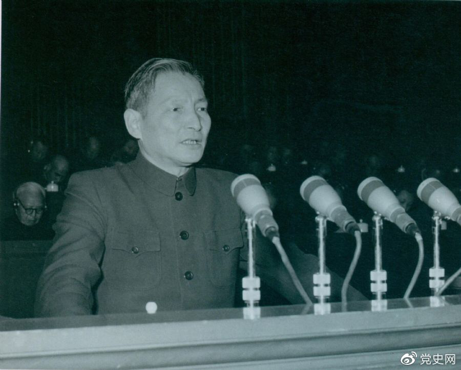 1956年12月，陳云在中華工商業(yè)聯(lián)合會第二屆會員代表大會上作報告。