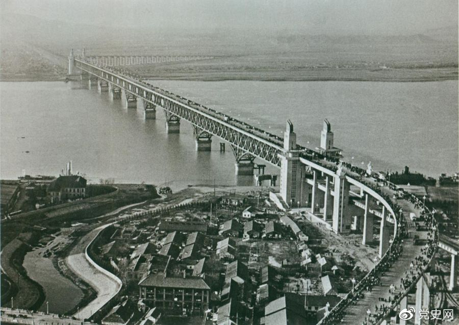 1968年12月29日， 南京長江大橋全面建成通車。這是當(dāng)時中國自行設(shè)計建造的最大的鐵路、公路兩用橋。