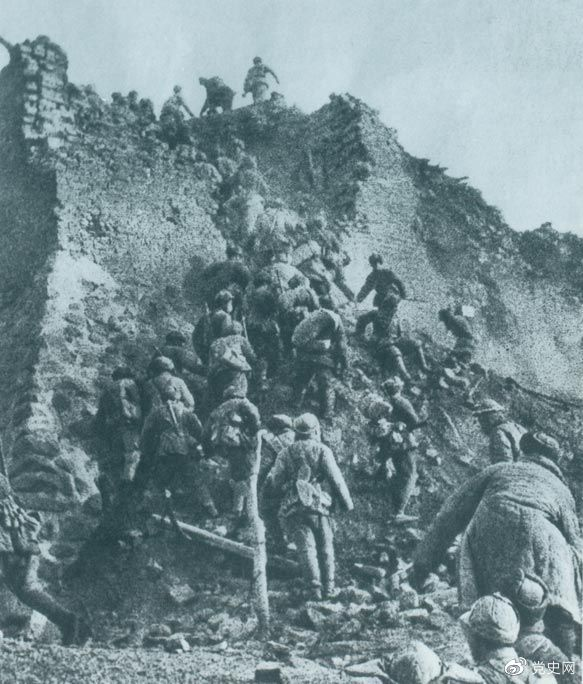 1948年12月，人民解放軍向新保安守敵發(fā)起攻擊。這是解放軍戰(zhàn)士登上新保安城頭。 